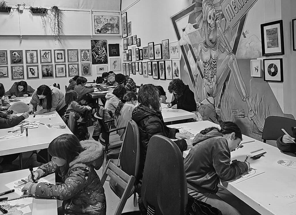 Clases para activar la imaginación: DJ, producción musical, audiovisuales, muralismo, dibujo, creación infantil, poesía, pensamiento visual y más. Aquí se aprende haciendo, compartiendo y soltando el miedo a crear. No hay niveles ni fórmulas: hay ganas.